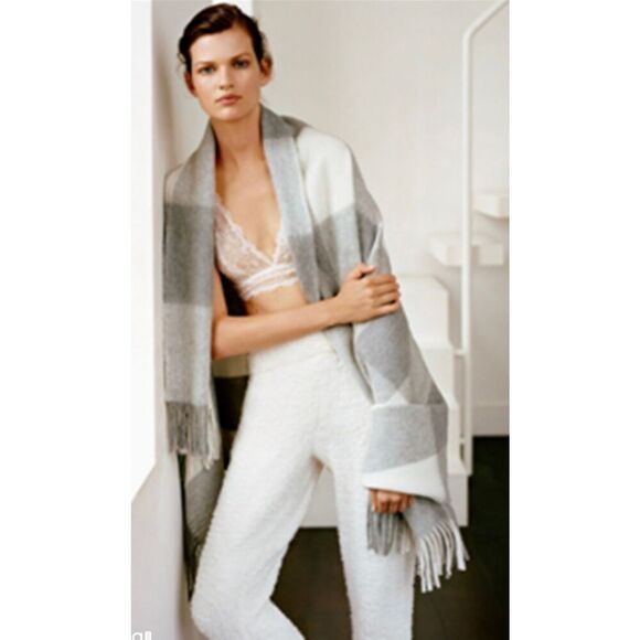 Steve Madden Gray and Off White Plaid Oversized Scarf Plaid Grid Fringed Tassel - Picture 1 of 6